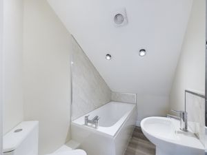 Second floor en-suite- click for photo gallery